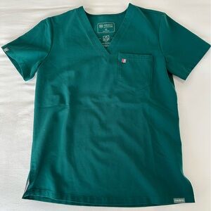 Mediclo Recycled women’s scrub top and bottom